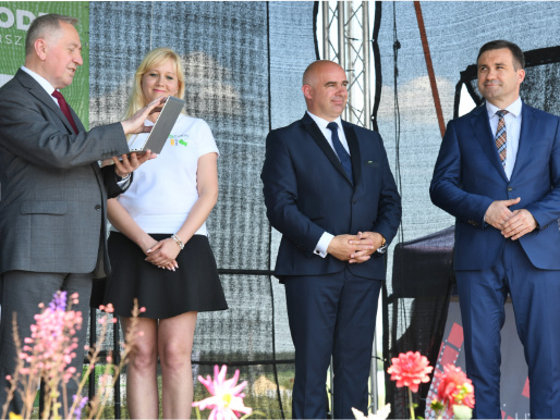 Uroczystego uruchomienia aplikacji eDWIN dokonał Minister Rolnictwa i Rozwoju Wsi Henryk Kowalczyk (po lewej) Premiera platformy eDWIN. Na scenie stoją cztery osoby, w tym minister rolnictwa, który trzyma laptop.
